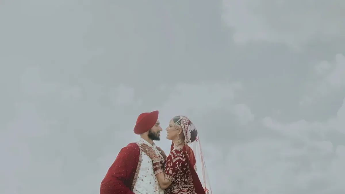 Anand Karaj al aire libre — la ceremonia principal del segundo día. Pareja sij tras la ceremonia, con el cielo abierto detrás