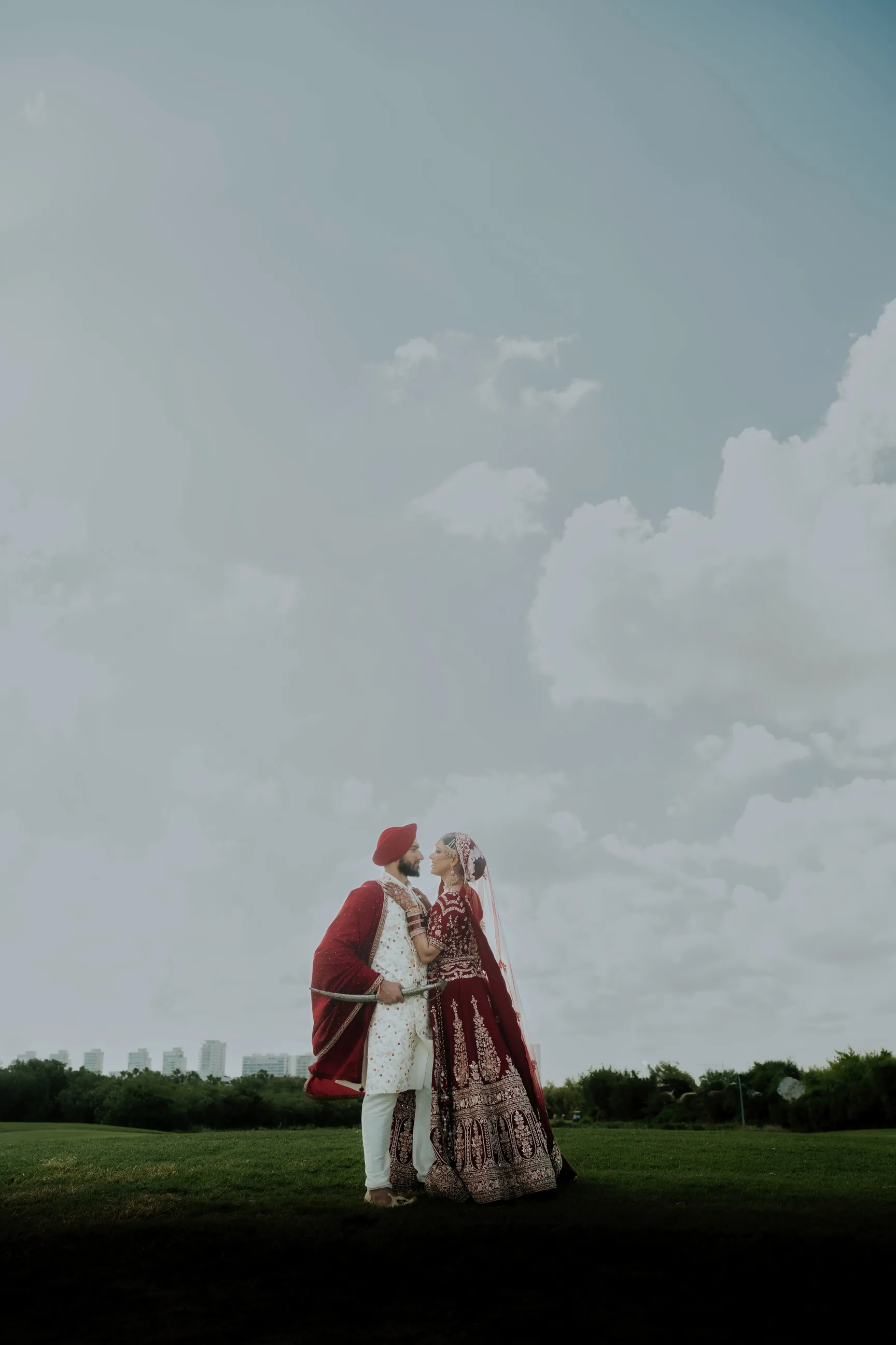 Novios sikh frente al horizonte de Cancún